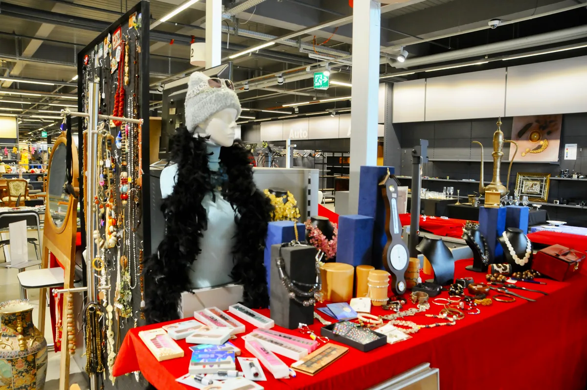 … und im Kassenbereich kann man sich in Ruhe den Schmuck ansehen, wenn man in der Schlange steht. Man sieht Schmuck und Accessoires.